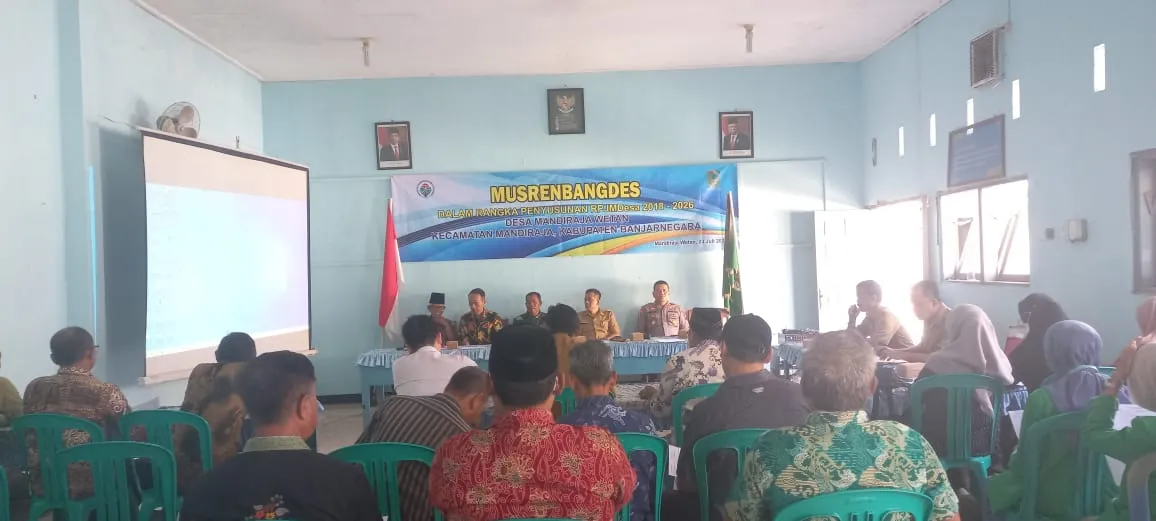 Suasana Musrenbangdes perubahan RPJMDes Desa Mandiraja Wetan yang dihadiri warga dan pemerintah kecamatan.