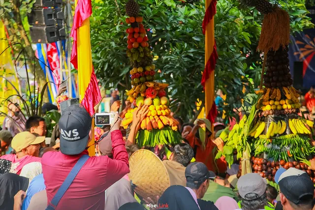 Kemeriahan Kirab hasil bumi masyarakat Desa Mandiraja Wetan tahun 2025