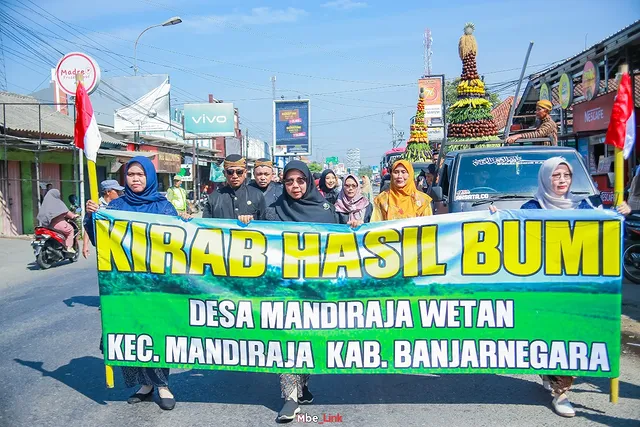 Kemeriahan Kirab hasil bumi masyarakat Desa Mandiraja Wetan tahun 2025