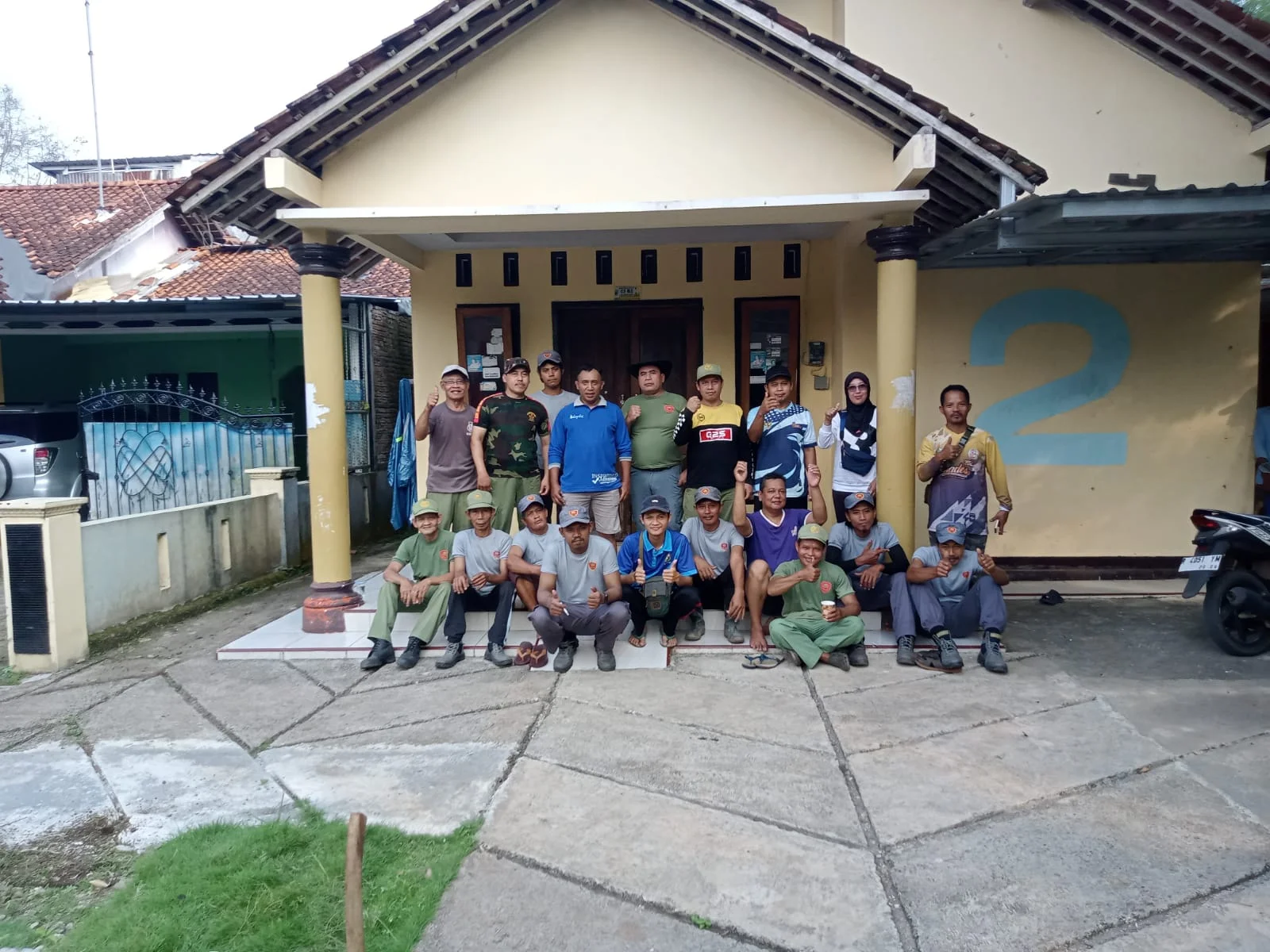 Warga sedang melakukan kegiatan kerja bakti di lingkungan Desa Mandiraja Wetan