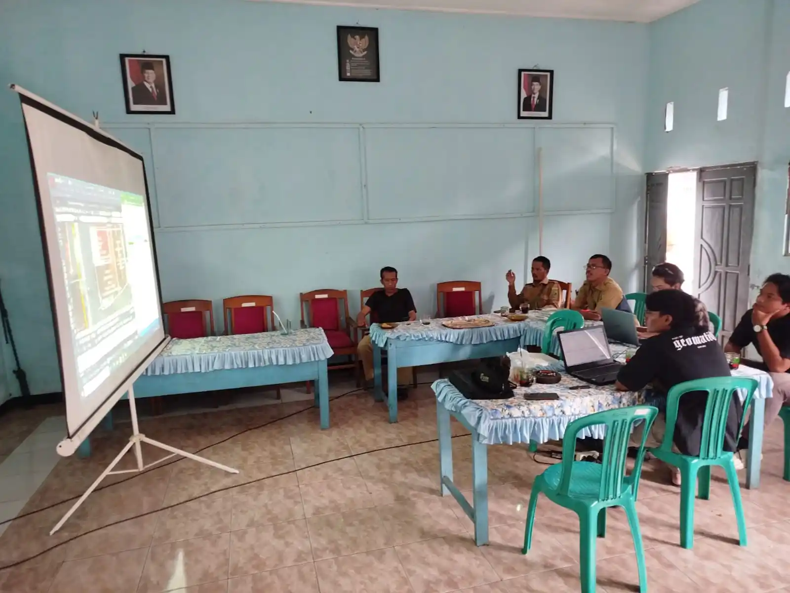 Suasana koordinasi petugas lapangan saat mempersiapkan pendataan ILASSP.