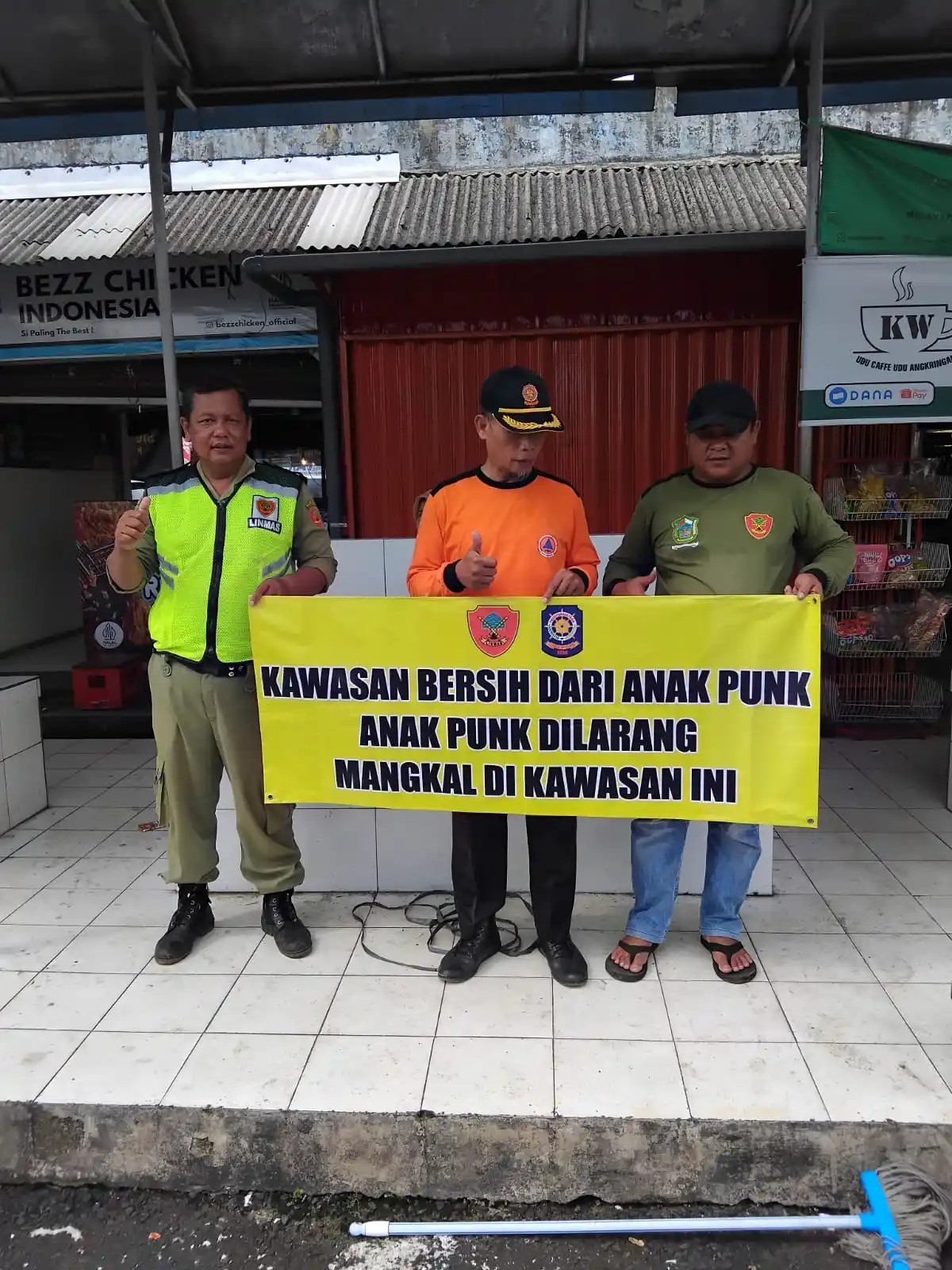 Petugas melakukan penertiban anak punk di area publik Desa Mandiraja Wetan.