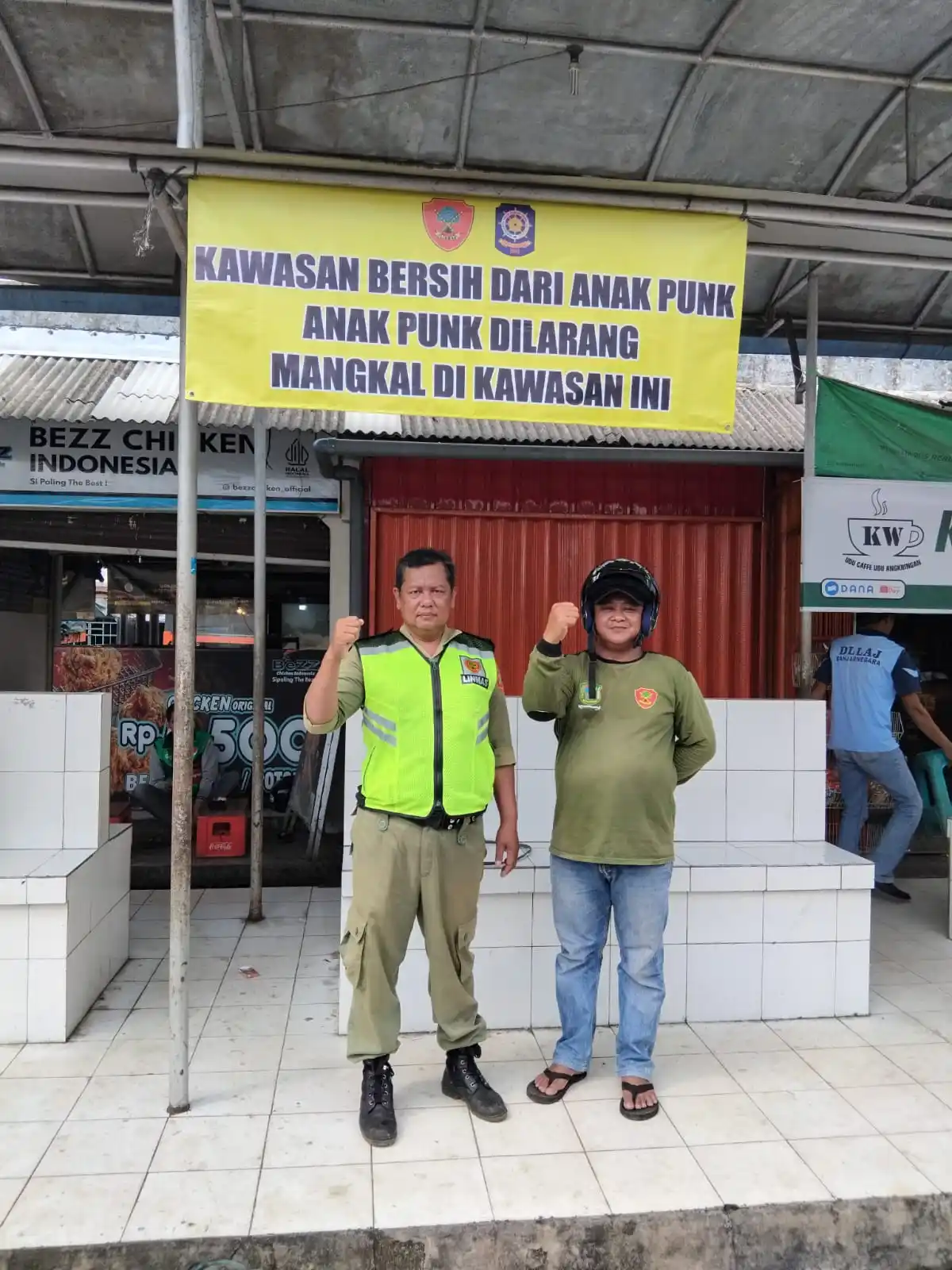 Petugas melakukan penertiban anak punk di Desa Mandiraja Wetan.