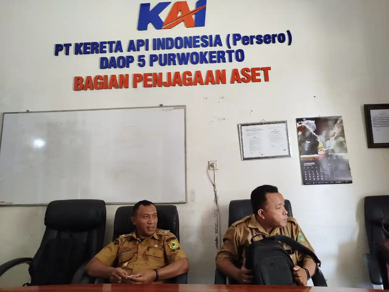 Dokumentasi kunjungan kerja Pemerintah Desa Mandiraja Wetan ke kantor PT KAI DAOP V Purwokerto